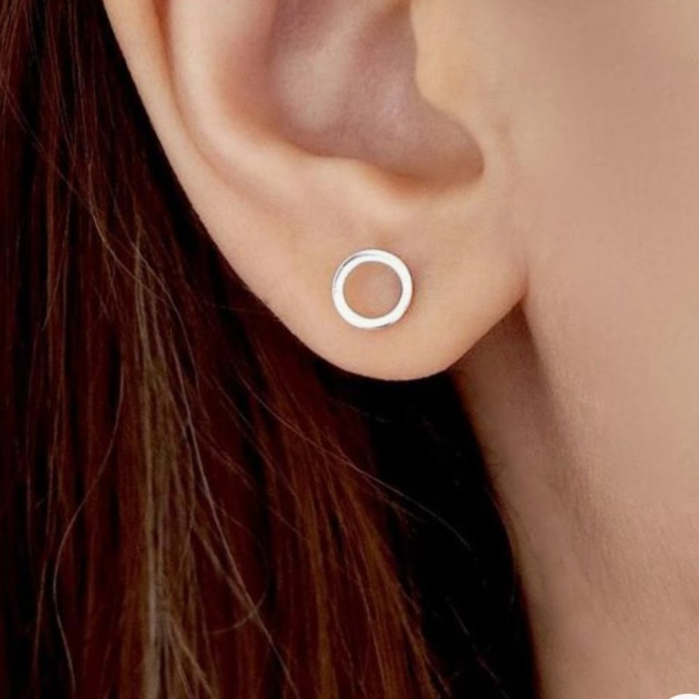 Minimalist circle hypoallergenic stud earrings - Picture 3 of 3